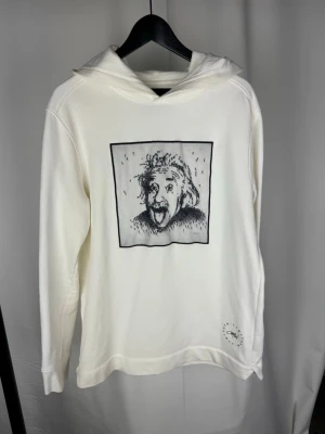 Limitato hoodie - 🌸 INFO OM PLAGGET 🌸  ☑️ Märke: Limitato ☑️ Storlek: Large ☑️ Färg: Vit ☑️ Skick: ⭐⭐⭐⭐⭐  ✨ Detaljer: ☐ Inga hål ☐ Inga fläckar ☐ Nytvättad ☐ Rökfritt hem ☐ Djurfritt hem  📏 Passform: ☑️ Normal   📦 Skickas snabbt. 💬 Skriv gärna om du vill ha fler bilder eller mått. 🤍 Paketrabatt vid köp av flera annonser. 🌟 Titta gärna på mina andra annonser!