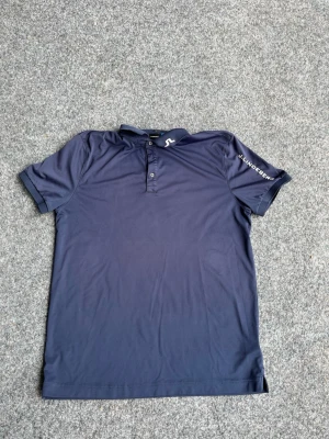 J.lindeberg golfpike - Mörkblå j Lindeberg golf piké i regular fit