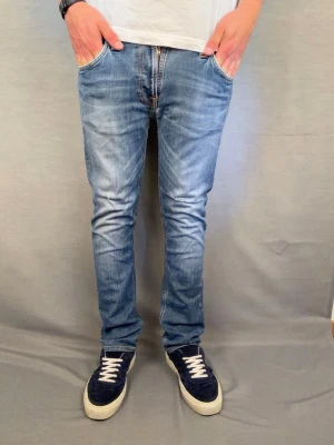 Nudie jeans thin finn  - Säljer dessa fantastiskt snygga nudie jeans , riktigt fet tvätt! Modell: thin finn. Size: w33 L32. Midja 42cm längd 100cm. Modellen är 180cm. Skick 8/10 begagnat men bra skick. Hör av dig vid intresse 😄