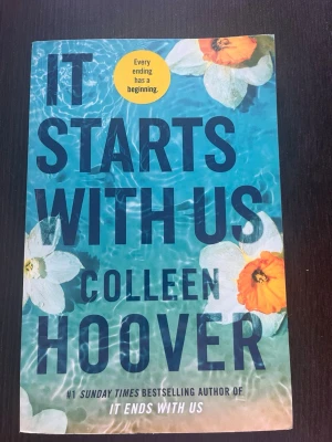 Collen Hoover - It starts with us  - Pocketbok i mycket fint skick. It starts with us av Collen Hoover. Boken är på engelska. 