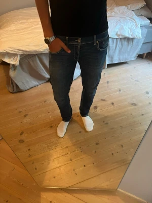 Dondup George - Snygga dondup George i storlek 36 vilket motsvarar W33-W34  Enormt lyxigt och skönt material med stretch  Nypris ca 3500kr.