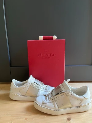 Silvriga Valentino Opens - Säljer mina silvriga Valentino Opens i storlek 37.  Du får även med nya Valentino skosnören och skollådan.  Skorna går givetvis att dra åt hårdare/lösare om så önskas! Luktar inte illa alls.