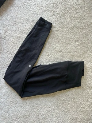 Träningstights från Lululemon - Säljer mina jättefina träningstights från Lululemon, då jag inte använder dem. Lappen har tyvärr åkt av där bak men de passar på mig som har storlek 36. Kan även passa en 34/38 beroende på hur man vill att de ska sitta. 