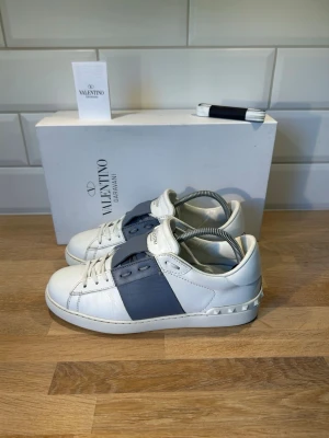 Valentino Open - Opens i mycket bra skick | Storlek: 41 kan passa 42 | Ingår: Box, extra snören och kort | Vid frågor eller diskussion om pris är det bara att skriva✍🏼| Frakt inom 48h📦