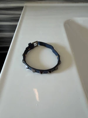 Valentino Armband - Valentino armband, använt skick, marinblå