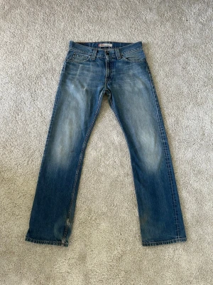 Blåa Rare Vintage Levis 506 Jeans Fades Storlek W32 L34 - Mycket fina Levis Jeans i blå färg. | Jeansen är i mycket bra skick och sparsamt använda. |  Äkta som allt annat jag säljer! ✅ |  Storlek: W32 L34 | Skick: Mycket Bra Skick - har en del slitningar (SE SISTA BILDER)| Färg: Blå | Märke: Levis | Modell: Jeans |   Hör gärna av dig vid frågor så svarar jag så fort jag kan! 😁 |  (SKU - 208)