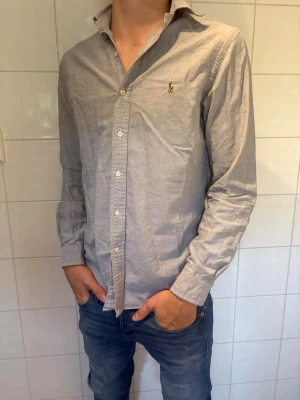 Ralph Lauren skjorta - Säljer nu en snygg Ralph lauren skjorta, mycket fint skick. Jag på bilden är 185cm lång! Hör av er vid frågor eller funderingar!