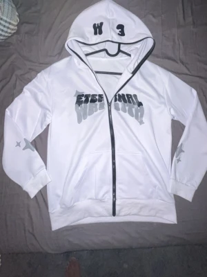 Shien Vit hoodie med tryck och dragkedja  - Shein vit hoodie med svart dragkedja och trycket 'ETERNAL' i grått på bröstet. Huvan har bokstäverna 'H3' och 'EH' i svart.