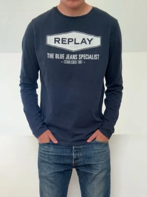 Replay Långärmad tshiry - Replay långärmad T-shirt sitter är i strl L men sitter i strl M! Bra skick utan nåra defekter och hör gärna av er vid frågor elr funderingar!!