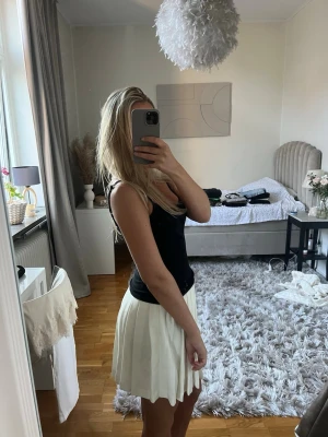 Vit ”tennis kjol” - Snygg vit tennis kjol, storlek 34 från NA-KD.