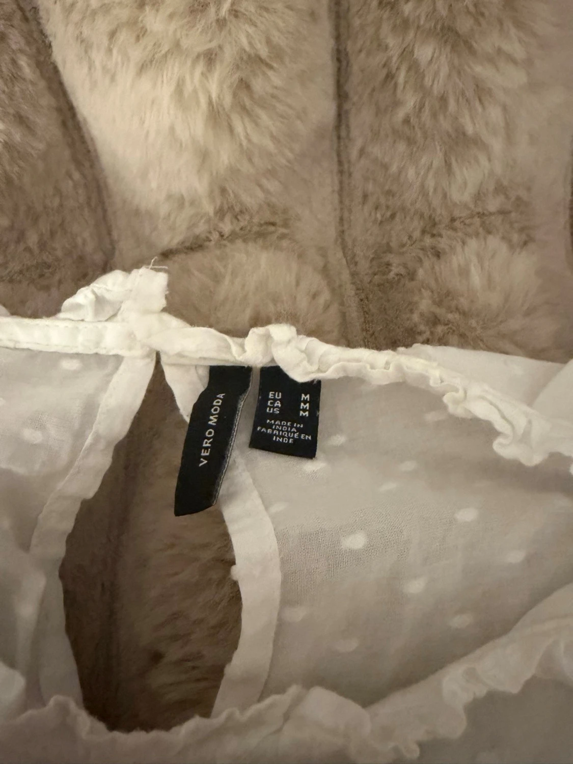 Vit blus med volanger från Vero Moda