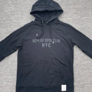 Replay hoodie - Säljer denna riktigt feta replay hoodien🌟Storlek M, Skick: 9,5/10👏 Hör gärna av er om ni har funderingar!
