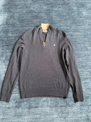 Morris Half-Zip - Marinblå stickad halvzipi merinoull. Med klassisk Morris logga på bröstet. Perfekt för lager på lager och enkel att matcha till olika outfits. Storlek XS passar xs o s. Nypris 1600kr