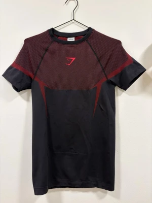 Onyx V5 röd - Röd Gymshark Onyx V5. Används ej där av säljes. Storlek S