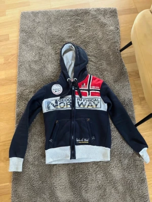 Svart Geographical Norway hoodie - Tjena säljer min geografical norway hoodie då den blivit för liten för mig. Den har inga skador eller fläckar. Kontakta mig gärna vid funderingar. 