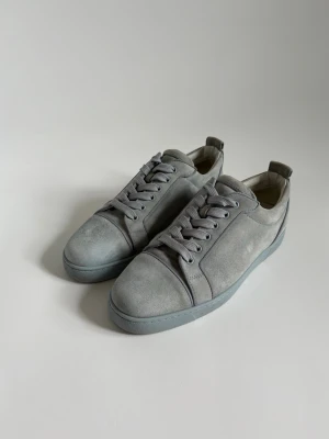 Christian Louboutin Louis Junior Sky Blue  - Säljer ett par christian Louboutins sky blue i Stolek 41,5 passar 42. Väldigt fint skick! Nyare modell med vit innersula, Inget og medföljer. Hör av dig vid minsta fråga. Kom gärna med prisförslag 