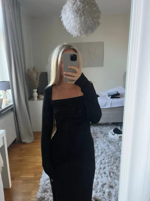 Svart långärmad soft touch - Snygg svart långärmad topp med otroligt soft material. Storlek S från Nelly