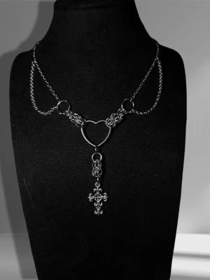 Handmade alternative/gothic necklace in stainless steel  - 🕷️Handmade necklace by me ⛓️Material: Stainless Steel 🖤Adjustable length 35+5cm  🖤Jewerly care:  – Avoid longer contact with water – Avoid excessive perfume, lotions, and chemicals – Do not sleep or exercise while wearing  Proper care helps maintain appearance and longevity ✨  Feel free to check out my other pieces- bundle discounts available💸