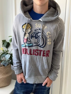 Hollister hoodie  - Hollister hoodie, sjukt snygg. Stor på modellen, Inga defekter! Modellen i bilderna är 180 cm 75 kg och bär Storlek L , Kom med frågor! 🌟 (Kan gå ned i pris vid köp av paket 😉) 