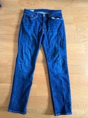 Levis jeans - Säljer dessa Levis jeans, som är använd endast 1 gång, då jag beställde dom och dom satt inte som förväntat. Storleken är W31, L30. Hör av er vid frågor!😀