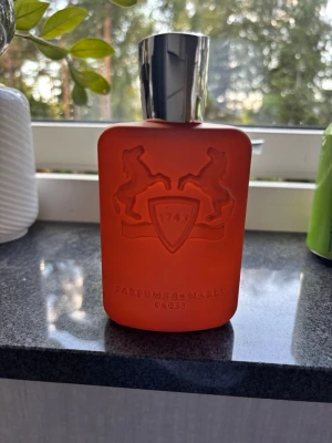 Parfymflaska i orange glas - Söker byten mot onebold parfymer samt designer parfymer 