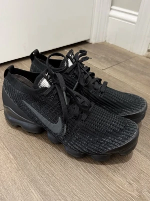 Nike svarta VaporMax  - Säljer ett par svarta Nike VaporMax sneakers. 