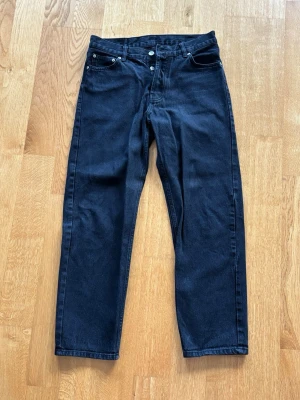Svarta raka jeans - Svarta jeans från Junkyard med rak passform 