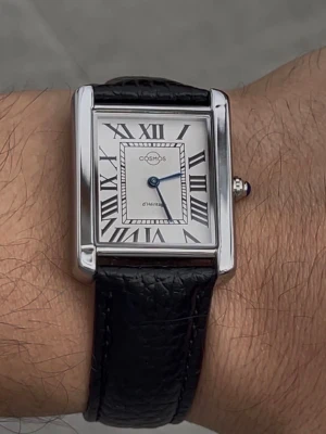 Svensk lyx märke Cosmos Sweden. Bara 399kr(ord pris 1599kr) - klocka fr Cosmos Sweden - d’Héritage Key Features Crystal: Hardened Glass Movement: Quartz Strap Options: Leather Buckle: Stainless Steel Water Resistance: 1 ATM  Additional Information Classic Roman Numeral Dial Slim and Lightweight Design Case Dimensions: 28mm × 34.8mm × 7mm Case Material: Zinc Alloy Band Width: 20mm Comes in Premium Packaging  Ordinarie pris1599.00 SEK säljer för bara 399.00 SEK Först till kvarn!  Fri Frakt 📦  Snabb Leverans !🚚💨
