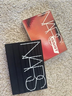 NARS paletter - NARS paletter i olika skick, se bilder. Ögonskuggspaletten är använd några gånger och cheek paletten endast fåtal gånger. Förpackningarna är lite repade.