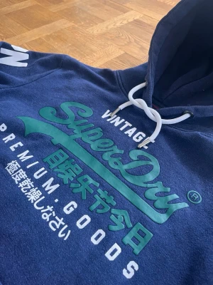 Superdry hoodie - Mycket fint skick. Axelbredd 40cm längd 65cm