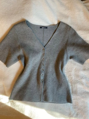 Grå kofta  - Grå kortärmad kofta från Gina Tricot, liten i storleken passar S/M
