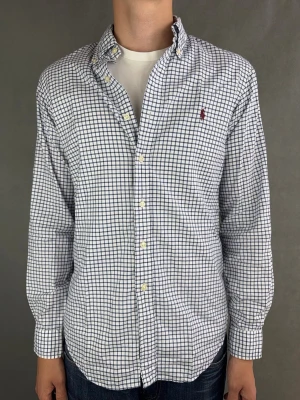 Ralph Lauren skjorta - Ralph Lauren Skjorta Märke: Polo Ralph Lauren Storlek: S Passform:  Färg: Blå/vit rutig Skick: bra Beskrivning: utan defekter. Modellen på bilden: 183 cm / 74 kg