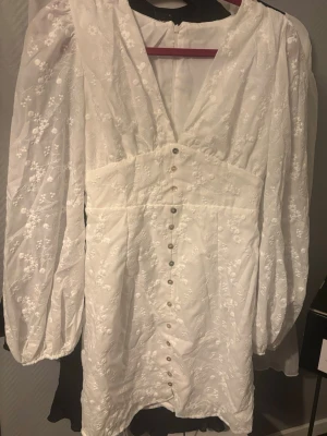 Vit klänning - Säljer en vit klänning från SHEIN i storlek xs💓säljes då den var för liten aldrig använd