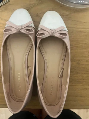 Rosa och vita ballerinaskor Anna Field - Rosa vita ballerinaskor från ANNA FIELD i storlek 36. Använd 2 tillfällen men har ändå lite defekter. Se bilder. Ballerinaskorna kommer i orginalförpackning. Perfekta för sommaren!