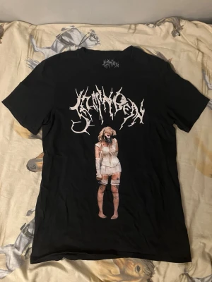 Merch - T-shirt från Jazmin Beans Worldwide Torture era, köpt från deras sida 2022 och säljs inte längre. Älskar den men jag använder inte T-shirts så jag säljer den. Kan ta prisförslag. Tryck inte på köp, kontakta mig först!