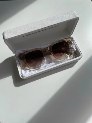 Chimi transparenta fyrkantiga solglasögon - Säljer mina Chimis som inte kommer till användning längre. Köpte de på NK för några år sedan och har kvar kvitto och äkthetsbevis därav priset. Det är i 04, den stora modellen i färgen Ecru. De har nästan inga täcken på användning, inga repor på glaset! Det som är med på bild 5 är allt som kommer med när man köper de! Kontakta för fler frågor! 🩷