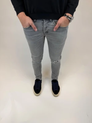 Dondup Jeans George  - Dondup Jeans George! Trendigaste jeansen på marknaden.  Ny pris= 4000 kr Säljs för= 899 kr (Modellen har original slitningar från fabrik vilket är väldigt eftertraktat och populärt)