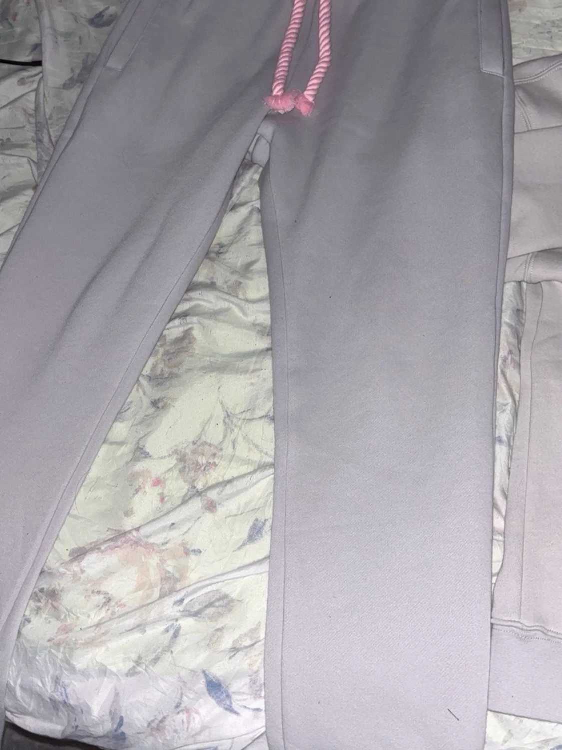 Ljusgrå mjukisbyxor med rosa snöre - 1