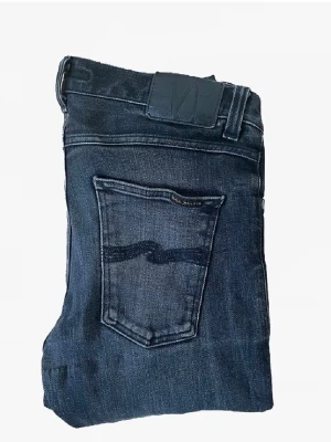Nudie jeans lean Dean  - Säljer nu ett par mörkgrå/svarta nudie jeans i modellen lean Dean, alltså slim fit. Dem är i riktigt fint skick och är självklart äkta. Storleken är W31 L32. Skriv vid frågor och funderingar. Pris kan diskuteras 