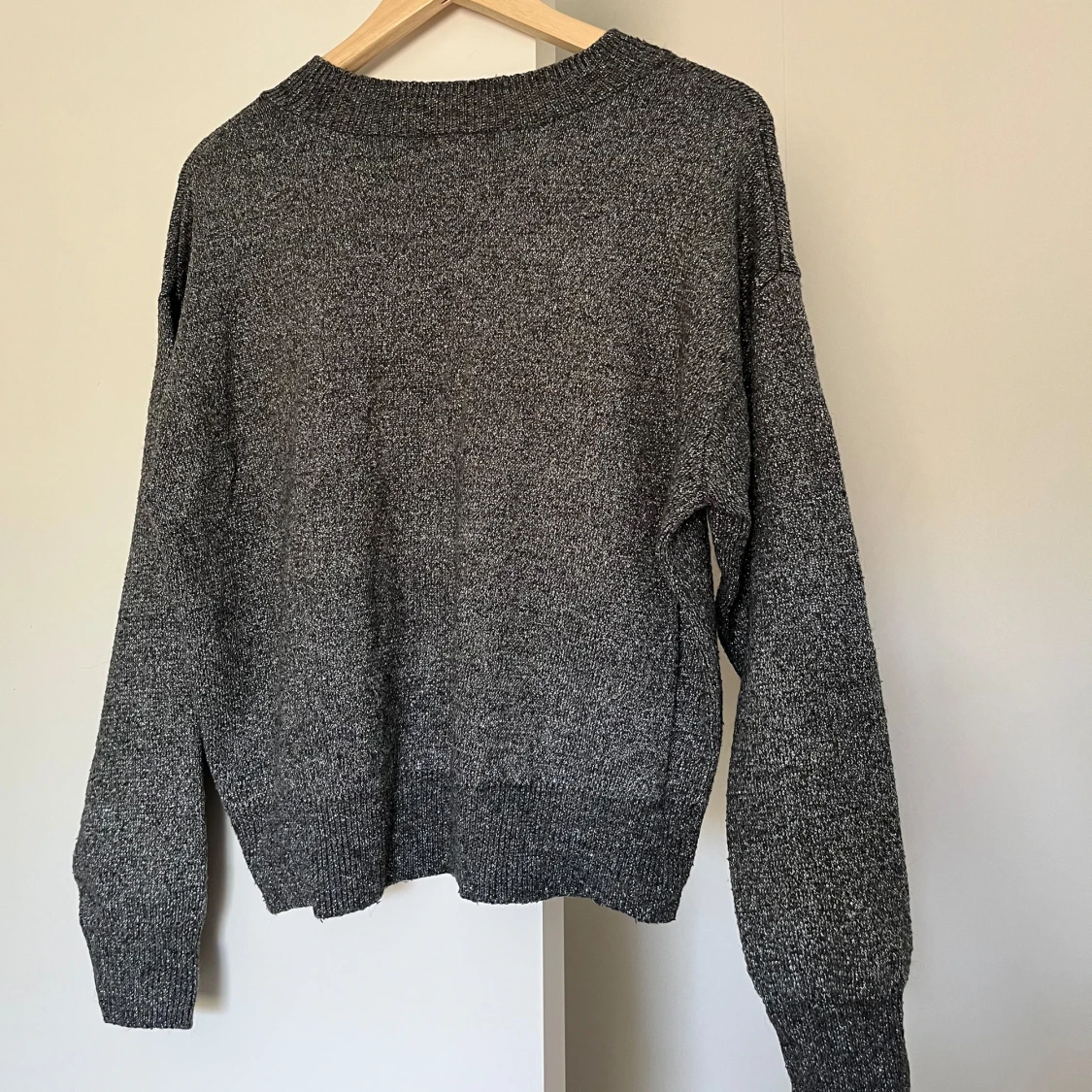 Glittrig grå stickad tröja - 1