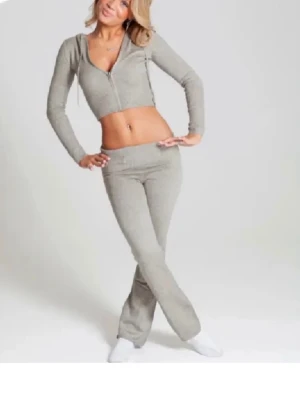 Grått sett från Catania - Jättesnyggt set från Catania. Använt ungefär tre gånger så i mycket bra skick. Skriv privat för fler bilder! Pris kan diskuteras!