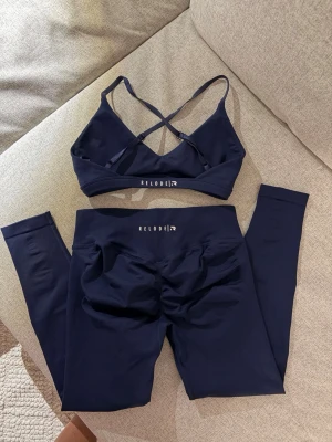 Relode Aura - Aura seamless scrunch - Midnight Blue  Helt nya och oanvända. Upplever denna kollektion som tight och skulle säga att byxorna passar en S eller en liten M  Topp: S (normal storlek) Byxor: M (liten i storleken)   Se mina övriga annonser från Rel
