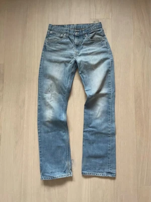 Levi's ljusblå bootcut jeans (507) - Tja säljer nu dessa ljusblåa bootcut Levis jeans då de tyvärr är för små för mig. De är i storlek 30/34 och är i perfekt skick med sköna fades. Vid mått eller ytterligare frågor är de bara o höra av sig. Modell: 507 bootcut
