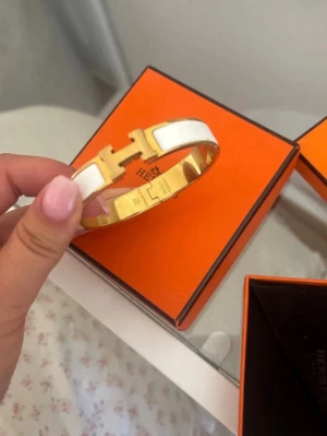 Vitt och guldigt armband - Säljer ett super fint äkta armband i mycket fint skick, jag behövde skriva Edblad för annars raderar dem, skriv för fler frågor!