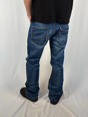 Levi's 506 Standard - Unika Levis 506 Standard! Riktigt fint skick, inga defekter. Size 31/34. Mått: Midja: 41cm Lår: 30.5cm Benslut: 22cm Ytterben: 111cm. Modellen på bilderna är 183cm och väger 67kg. Hit me up med frågor!