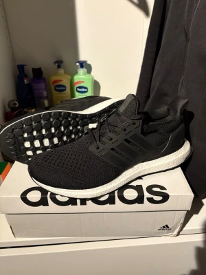 Adidas Ultraboost - Adidas ultraboost 1.0, storlek 44, 10/10 skick helt nya, hör av er vid minsta fundering😁
