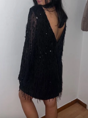 Svart glittrig paljettklänning - Super snygg klänning från Bikbok som aldrig har kommit till användning. Klänning säljs inte mer.