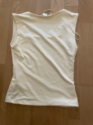 Ljusgul sommar topp - Snygg ljusgul topp med en fyrkantig urgining. Jätte skönt material. Den är i storlek 146/152❣️ 