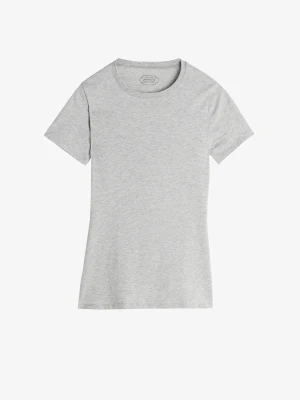 Ljusgrå basic t-shirt i bomull - En enkel och stilren ljusgrå t-shirt med rund hals och korta ärmar. Tillverkad i mjuk bomull som känns skön mot huden. Perfekt att matcha med jeans eller shorts för en clean look.
