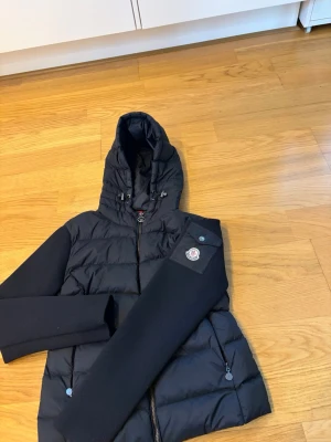 Moncler cardigan - Moncler cardigan står att de är m men de är väldigt liten i storlek så skulle rekomdera för xs eller s inte m för jag trodde den var m och blev scammad. Bra skick nästan ny
